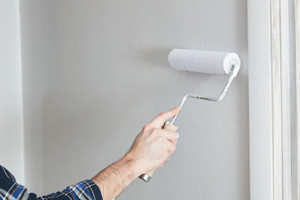 how professional painters avoid streaks and roller marks on walls