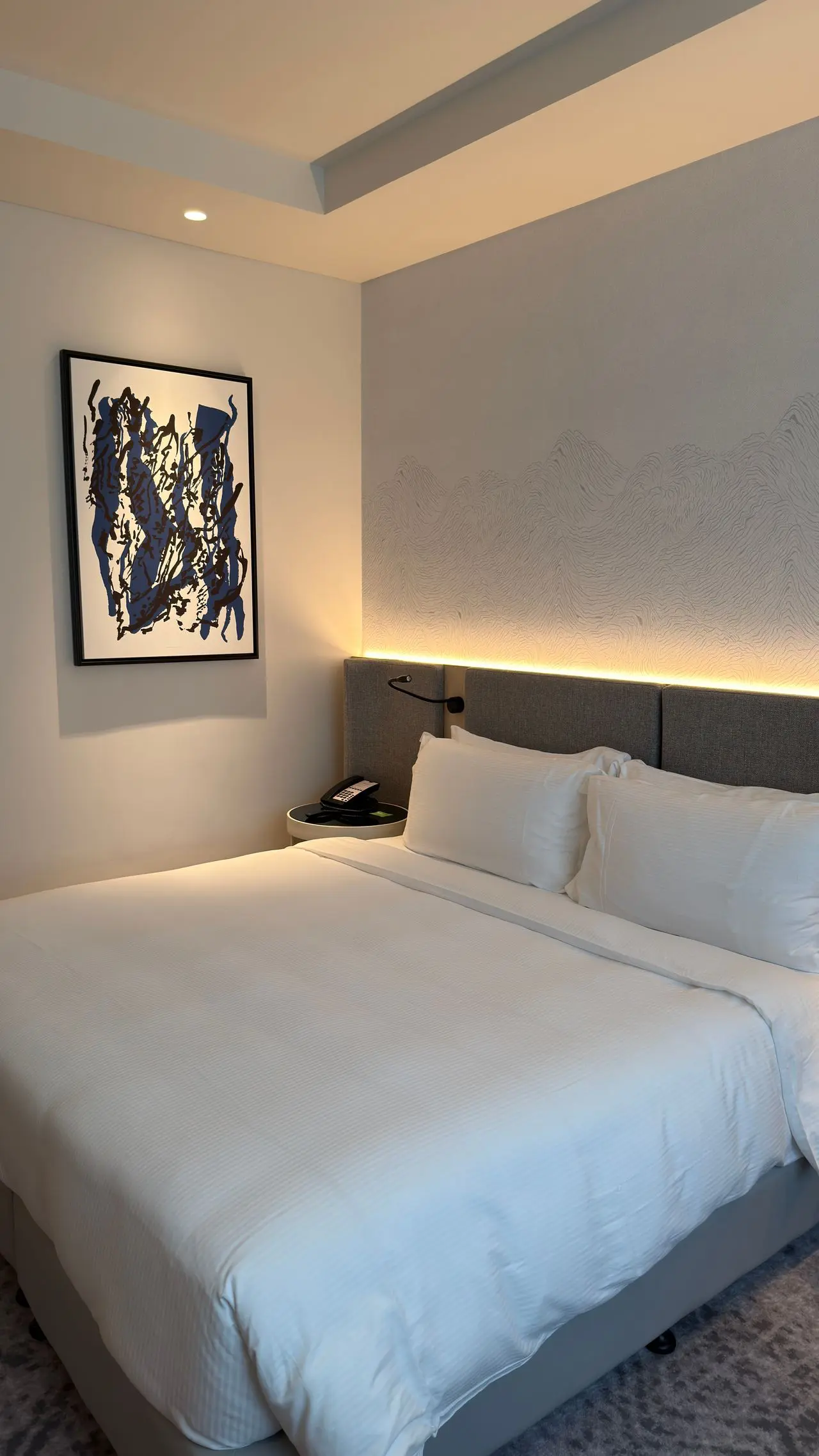 Hotel guest room with accent wall in Whitby, ON